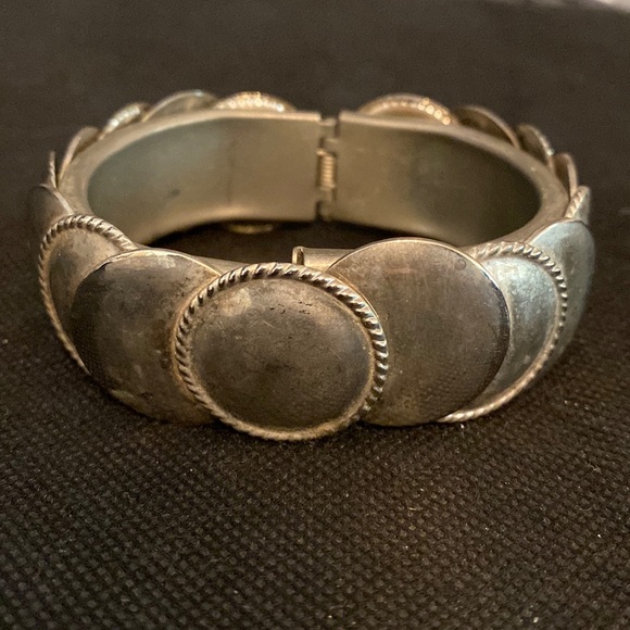 Vintage Mexican Silver circulars Hinged Bracelet bangle - Picture 2 of 9